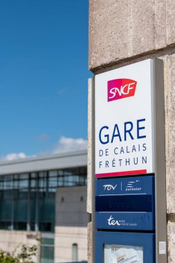 CALAIS, Fransa - 07-08-2021: Calais-Frethun ön giriş tren istasyonu
