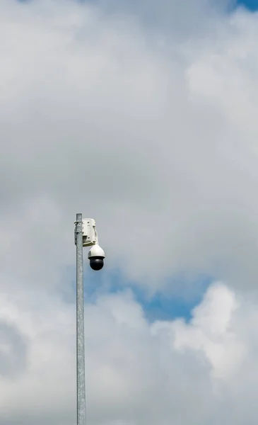 Caddedeki Bir Direkte Güvenlik Kamerası Var — Stok fotoğraf