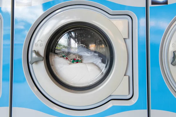 洗衣机的洗衣业务公用存储中的行 — 图库照片