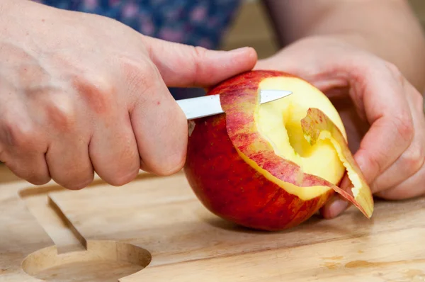 Hands peeling apple — Stock Photo, Image