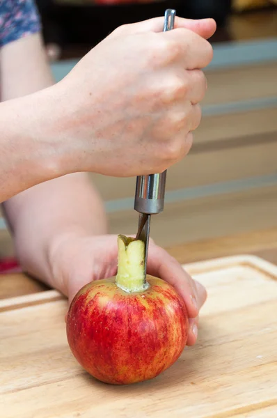 Menghapus inti apel — Stok Foto