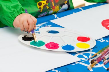 Çocuk fırça ile boyama