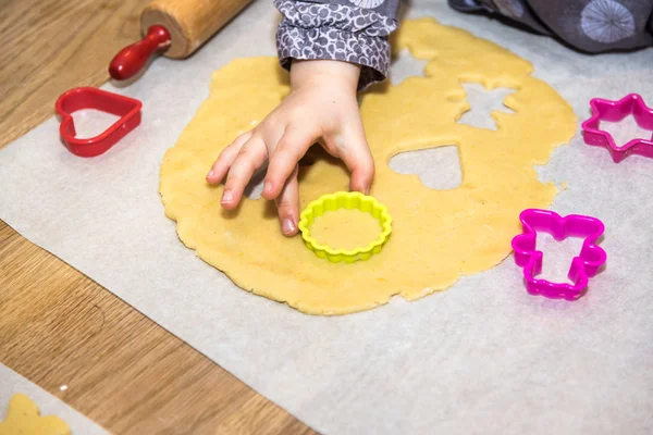 Cuisiner les biscuits de Noël — Photo