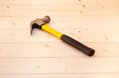 Ahşap bir arka plan üzerinde çekiç