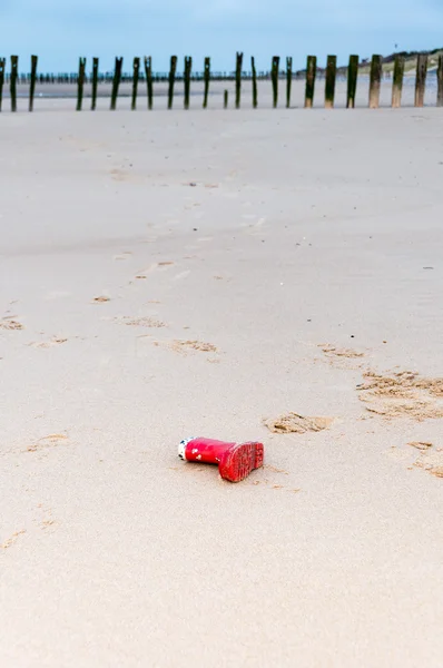 Bota de goma en la playa —  Fotos de Stock