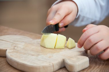 Çocuk bir elma kesme