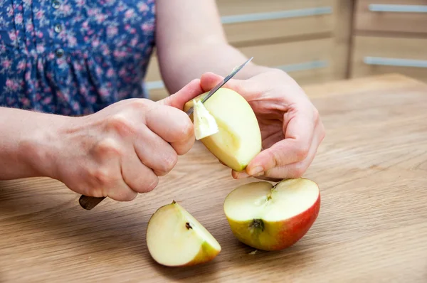 Очистка яблока — стоковое фото