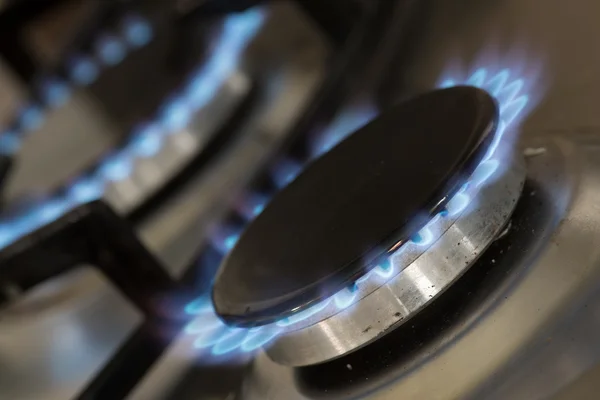 Chamas azuis de um fogão a gás — Fotografia de Stock