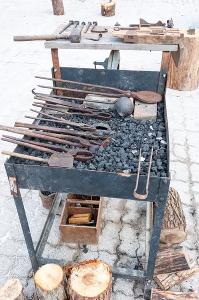 Σκουριασμένο μέταλλο εργαλεία στο σφυρηλατήσει — Φωτογραφία Αρχείου