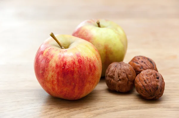 Nuts and apples — Stock Photo, Image