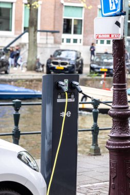 Amsterdam, Hollanda 16 Nisan 2025: Kenevir Fırını, Amsterdamlar 'ın iyi bilinen kenevirle ilgili turizmini vurguluyor.