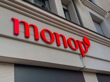 Paris, Fransa 31 Aralık 2025: Pont des Arts 'ın gece manzarası Seine nehri gezisinde çekilmiş, yıl sonu dönemi boyunca aydınlatılan ikonik yaya köprüsünü vurguluyor.