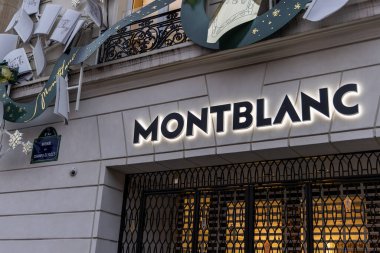 Paris, Fransa 1 Ocak 2026: Fransız Cumhuriyeti 'nin altın madalyonu, resmi bir binanın heykel maskesine monte edilmiş, devlet kurumlarını ve Paris mimari mirasını sembolize eden alegorik bir figür..