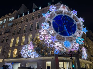 Paris, Fransa 1 Ocak 2026: Dior butik perade Noel için dekore edildi, bayram döneminde Fransız başkentinde festival vitrinleri ve lüks perakende gelenekleri ön plana çıkarıldı.