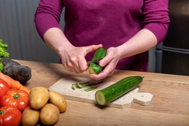 Mutfakta Taze Sebzelerle Sağlıklı Yemek Hazırlayan Kadın