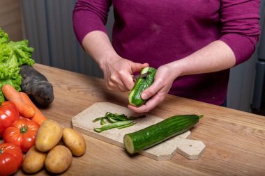 Mutfakta Taze Sebzelerle Sağlıklı Yemek Hazırlayan Kadın