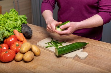 Mutfakta Taze Sebzelerle Sağlıklı Yemek Hazırlayan Kadın
