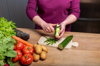 Mutfakta Taze Sebzelerle Sağlıklı Yemek Hazırlayan Kadın