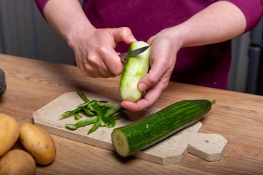 Mutfakta Taze Sebzelerle Sağlıklı Yemek Hazırlayan Kadın