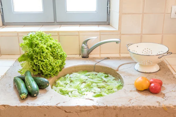 Frisches Gemüse waschen — Stockfoto