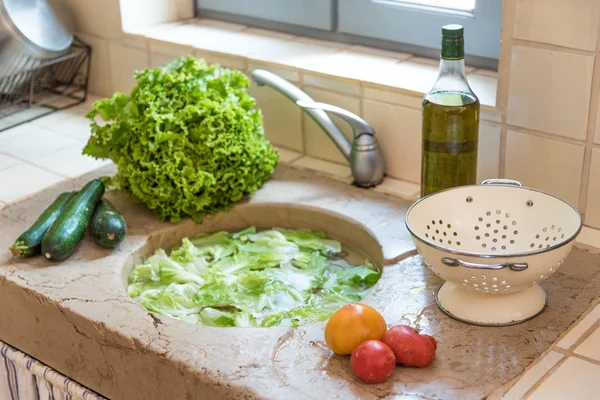 Lavar legumes frescos — Fotografia de Stock
