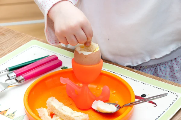 Kind isst weich gekochtes Ei — Stockfoto