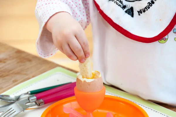 半熟卵を食べた子供 — ストック写真