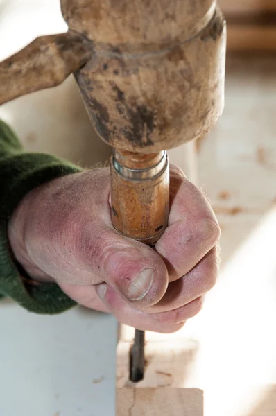 Ács kezek fa műhelyében dolgozik — Stock Fotó
