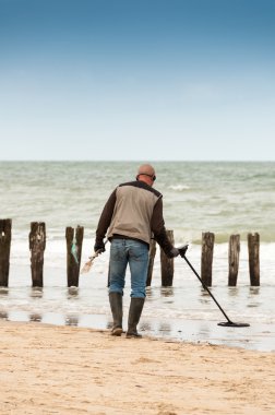 arayan değerli bir metal detektörü kullanılarak metal için