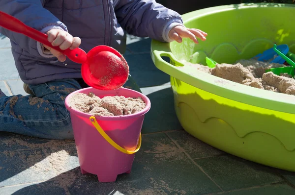 Child playing in sandbox — Stock Photo, Image