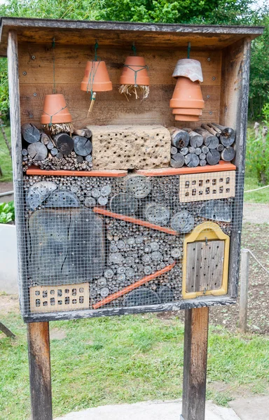 Insektshotell i en trädgård — Stockfoto