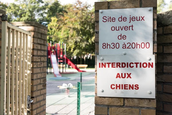 프랑스에서 운동장에서 금지 하는 개 — 스톡 사진