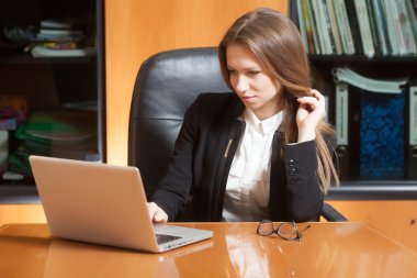 ofiste genç güzel kadın