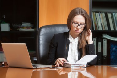 ofiste genç güzel kadın