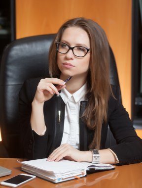 ofiste genç güzel kadın