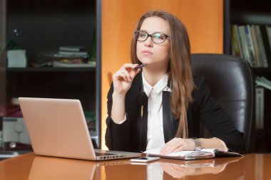 ofiste genç güzel kadın