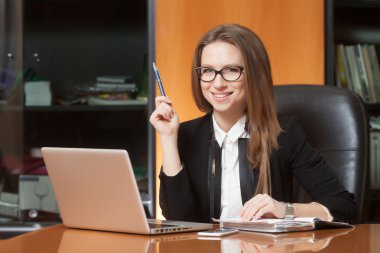 ofiste genç güzel kadın