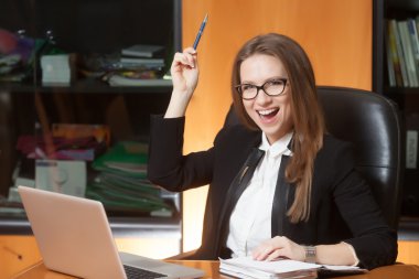 Genç güzel office lady kazanan