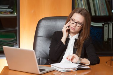 Genç güzel kadın telefonla konuşuyor