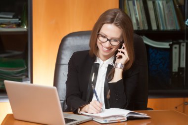 Genç güzel kadın telefonla konuşuyor