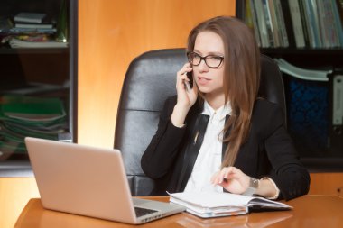 Genç güzel kadın telefonla konuşuyor