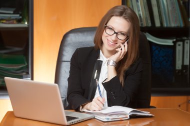 Genç güzel kadın telefonla konuşuyor