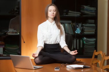 Yoga yapmak genç güzel Bayan