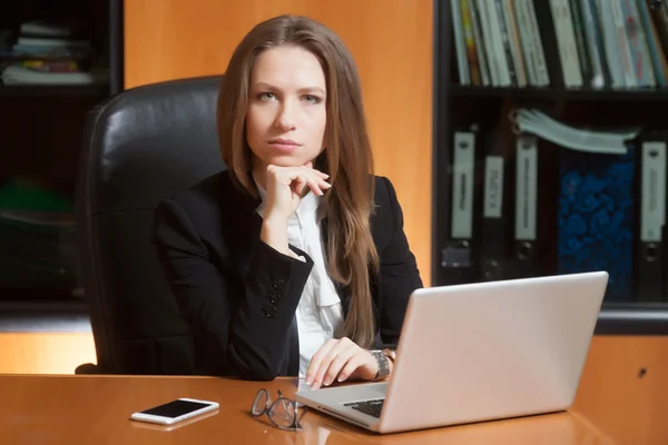 ofiste genç güzel kadın