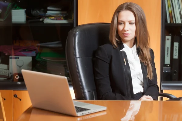 laptop ile Office kız