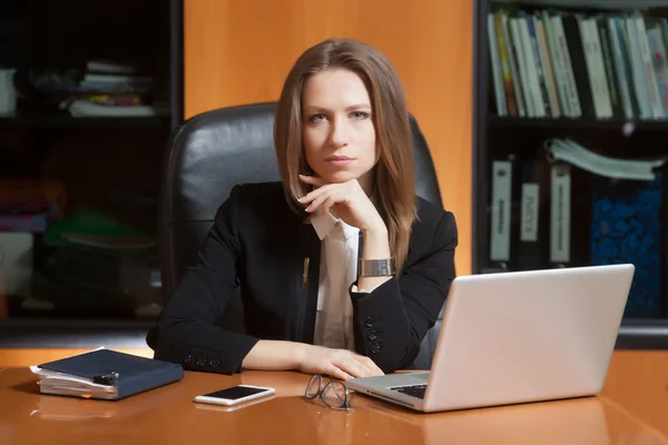 ofiste genç güzel kadın