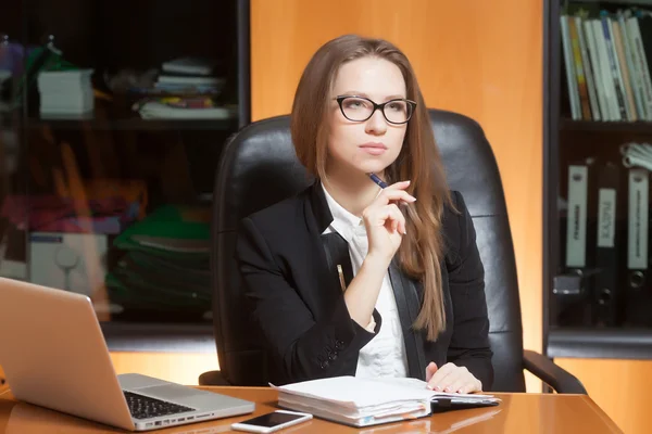 Jovem mulher bonita no escritório — Fotografia de Stock