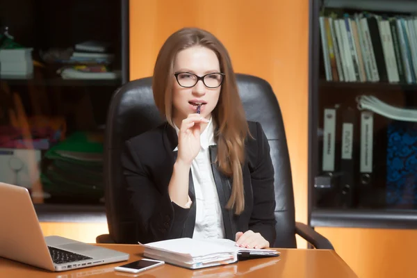 Düşünme genç güzel kadın ofiste