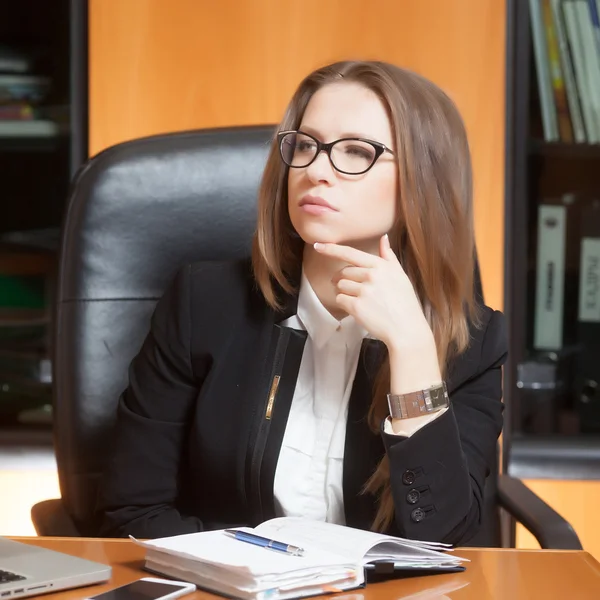 ofiste genç güzel kadın