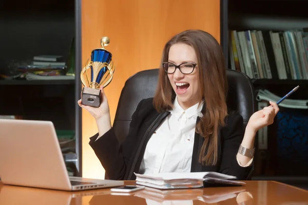 Genç güzel office lady kazanan